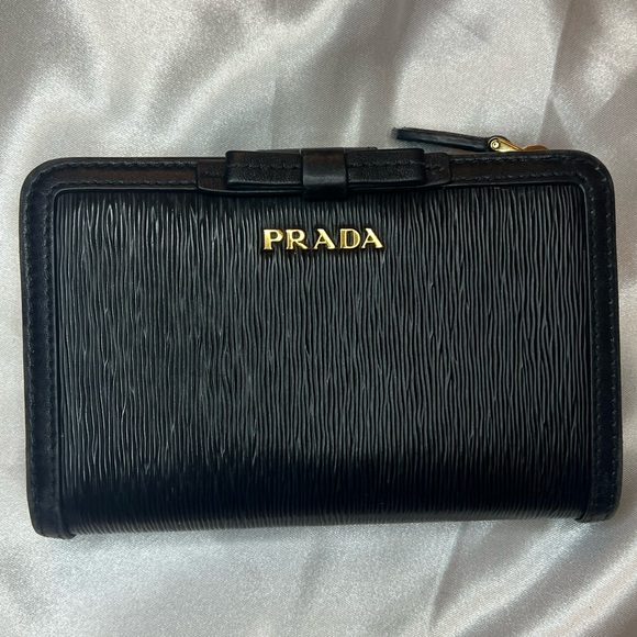 RARE Prada Black Vitello Move Compact Wallet - Picture 1 of 8